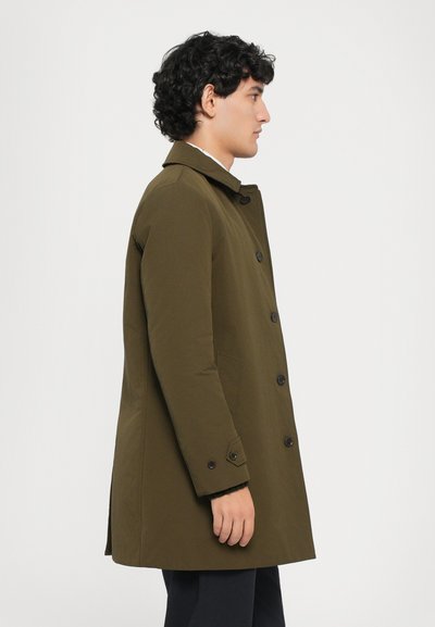 Abrigo verde oliva con corte recto, diseño de un solo botón, grandes botones y bolsillos laterales. Presenta un cuello estructurado y una textura suave.