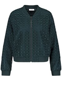 Chaqueta bomber de color verde oscuro con un patrón texturizado y cortado a láser, puños y dobladillo acanalados. Cuenta con una cremallera frontal y cuello redondo.