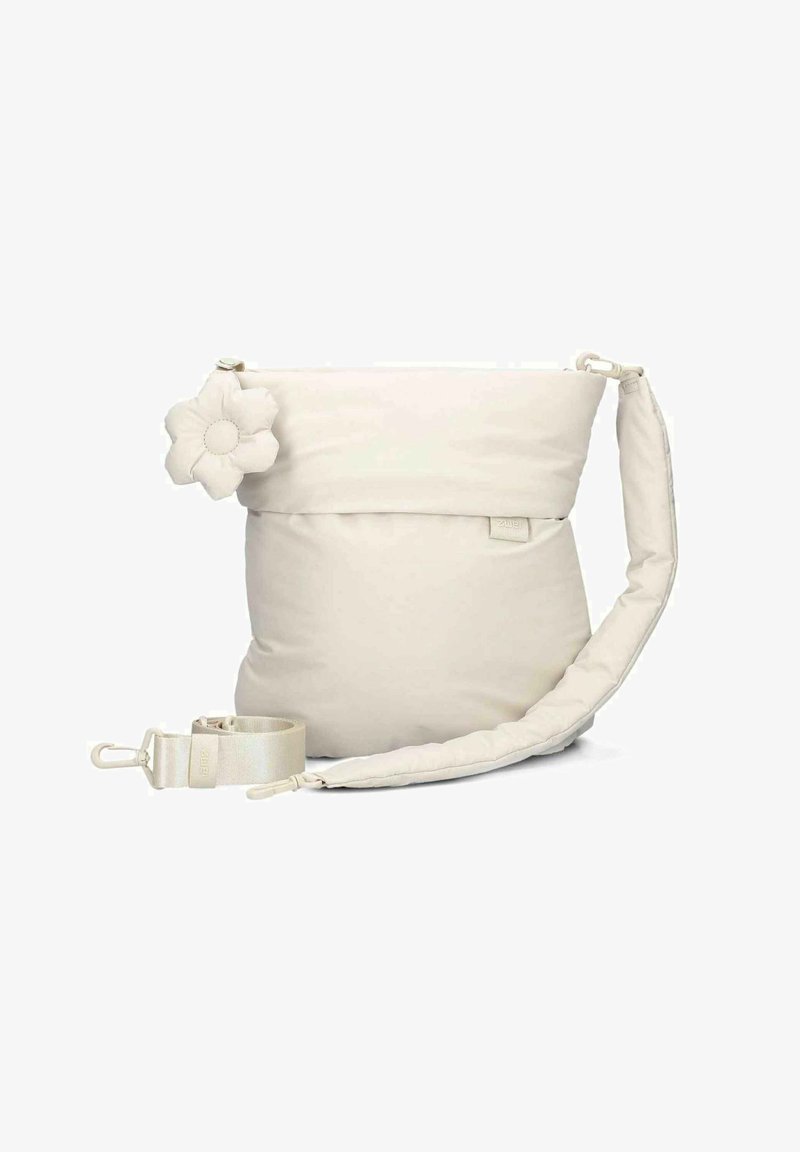 Sac à épaule en tissu beige avec une texture matelassée, rabat pliant, accent floral et bandoulière ajustable. Design durable et élégant.