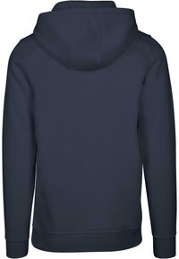 Marineblå hettegenser med en myk, børstet tekstur, med snor i hetten, lange ermer, og ribbestrikket kant og mansjetter. Ingen synlig frontdesign.