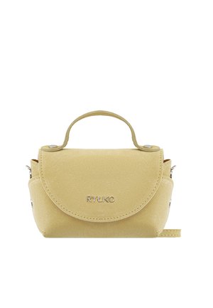 Żółta zamszowa torebka z zaokrągloną klapką, górnym uchwytem i srebrnymi okuciami. Posiada przednie logo oraz zwartą, usztywnioną formę.