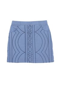 Blaue Minirock mit vorderen Knöpfen, schwarzen geometrischen Stickmustern, seitlichen Taschen und Gürtelschlaufen, auf einem weißen Hintergrund präsentiert.
