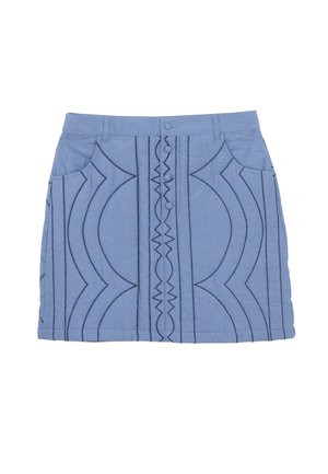 Blaue Minirock mit vorderen Knöpfen, schwarzen geometrischen Stickmustern, seitlichen Taschen und Gürtelschlaufen, auf einem weißen Hintergrund präsentiert.