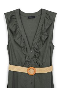 Abito verde oliva con scollo arricciato, bottoni frontali e una cintura beige intrecciata con una fibbia rotonda arancione.