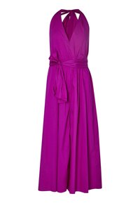 Fioletowa sukienka na szyi z głębokim dekoltem w kształcie V, marszczoną talią i dopasowanym paskiem w tym samym kolorze. Materiał wydaje się gładki i lekki.