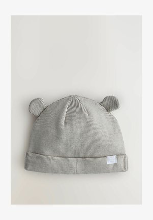 Grå strikhue med to små ører på toppen, en foldet kant og et struktureret mønster. Afsluttet med et lille mærke med teksten "lille ven."