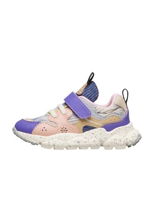Sneaker per bambini con pannelli viola, rosa, blu e beige, cinturino in velcro, linguetta in maglia e suola bianca testurizzata con spruzzi.