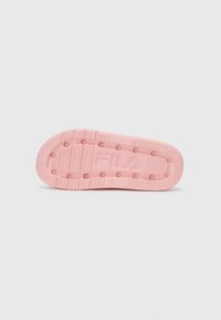 Rosa gummisåle med teksturert gripe-mønster og runde kjaps. "FILA" logo preget på siden av sålen.