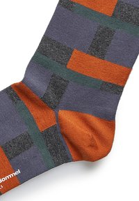 Gemusterte Socken in einer Mischung aus Grau, Orange und Grün. Das Material sieht weich aus, hat eine strukturierte Oberfläche und eine verstärkte Zehenpartie.