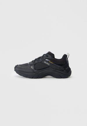 Sneaker sportiva nera con pannelli texturizzati, design con lacci, dettagli marchiati "Hugo" e "HydroGuard" e suola spessa e imbottita.