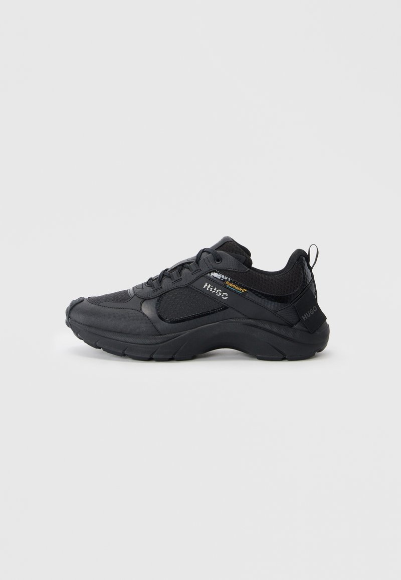 Baskets de sport noires avec panneaux texturés, design à lacets, détails de marque "Hugo" et "HydroGuard" et semelle épaisse et rembourrée.