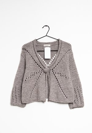 Cardigan en maille gris clair avec encolure en V, ouverture frontale, fermeture décorative en nœud et texture à motifs présentant des détails en ajouré.