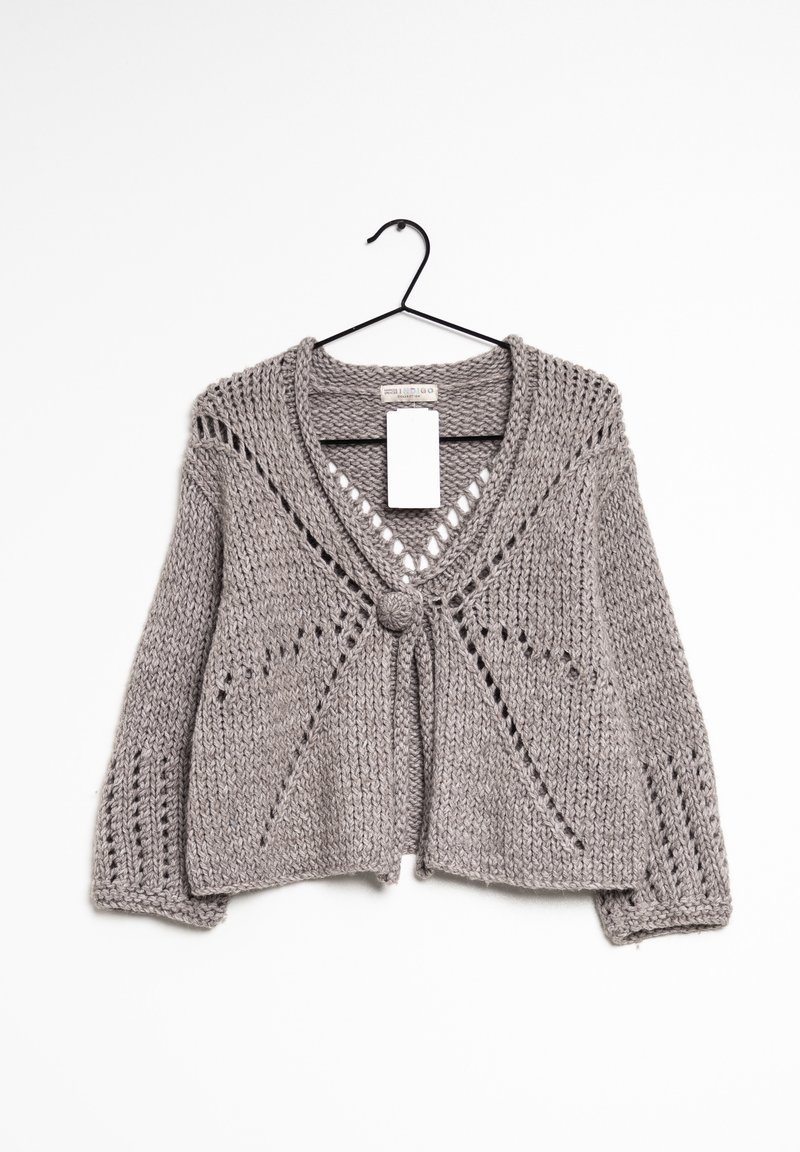 Cardigan en maille gris clair avec encolure en V, ouverture frontale, fermeture décorative en nœud et texture à motifs présentant des détails en ajouré.