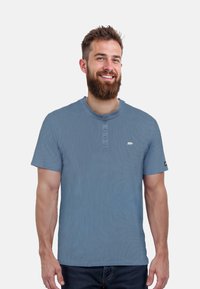 Blaues, geripptes Kurzarmhemd mit rundem Ausschnitt, Drei-Knopf-Leiste und kleinem Bärenlogo auf der linken Brust.