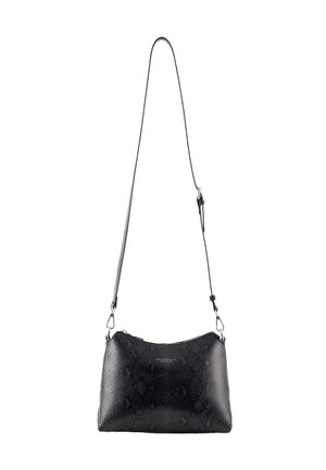 Schwarze Umhängetasche mit verstellbarem Riemen und subtiler Schlangenhautstruktur, mit Reißverschluss oben und kleinem silbernem Logo in der vorderen Mitte.