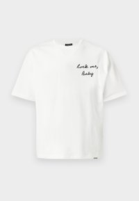 Witte katoenen T-shirt met korte mouwen, voorzien van handgeschreven stijl in zwart geborduurde tekst "Rock me, Baby" op de linkerborst.