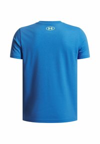 Camiseta de manga corta en tejido azul vibrante. Presenta un escote redondeado y un pequeño logotipo amarillo en la parte superior de la espalda. Textura suave.