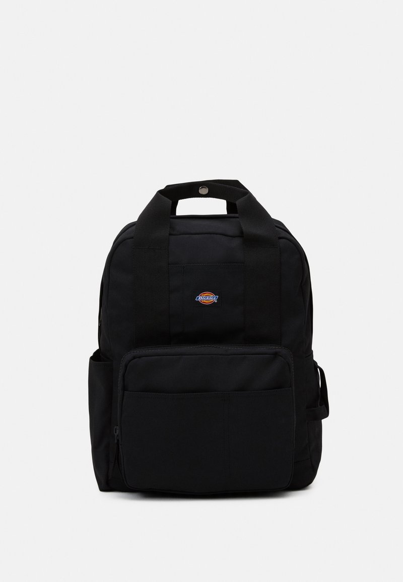 Sac à dos Dickies noir avec deux poignées supérieures, poche avant zippée, poches latérales et écusson logo centré au-dessus de la poche.