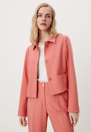 Koraalroze cropped jacket met een rechte snit, knoopsluiting en zijzakken, gecombineerd met bijpassende op maat gemaakte broek. Gladde stof.