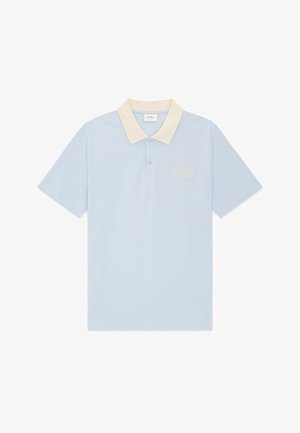Jasnoniebieska koszulka polo z krótkim rękawem, beżowym kołnierzykiem i dwoma guzikami, z subtelnym haftowanym logo na lewej piersi.