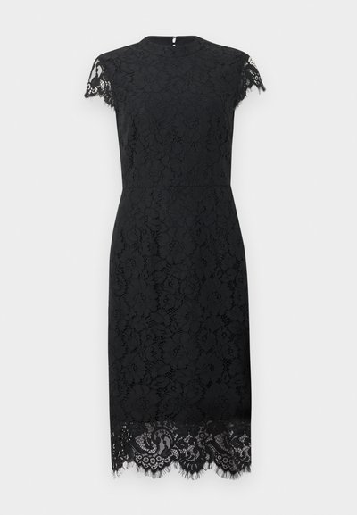 Rochie neagră din dantelă, cu mâneci scurte, guler înalt, siluetă ajustată și un model complicat de dantelă cu detalii franjurate la margine.