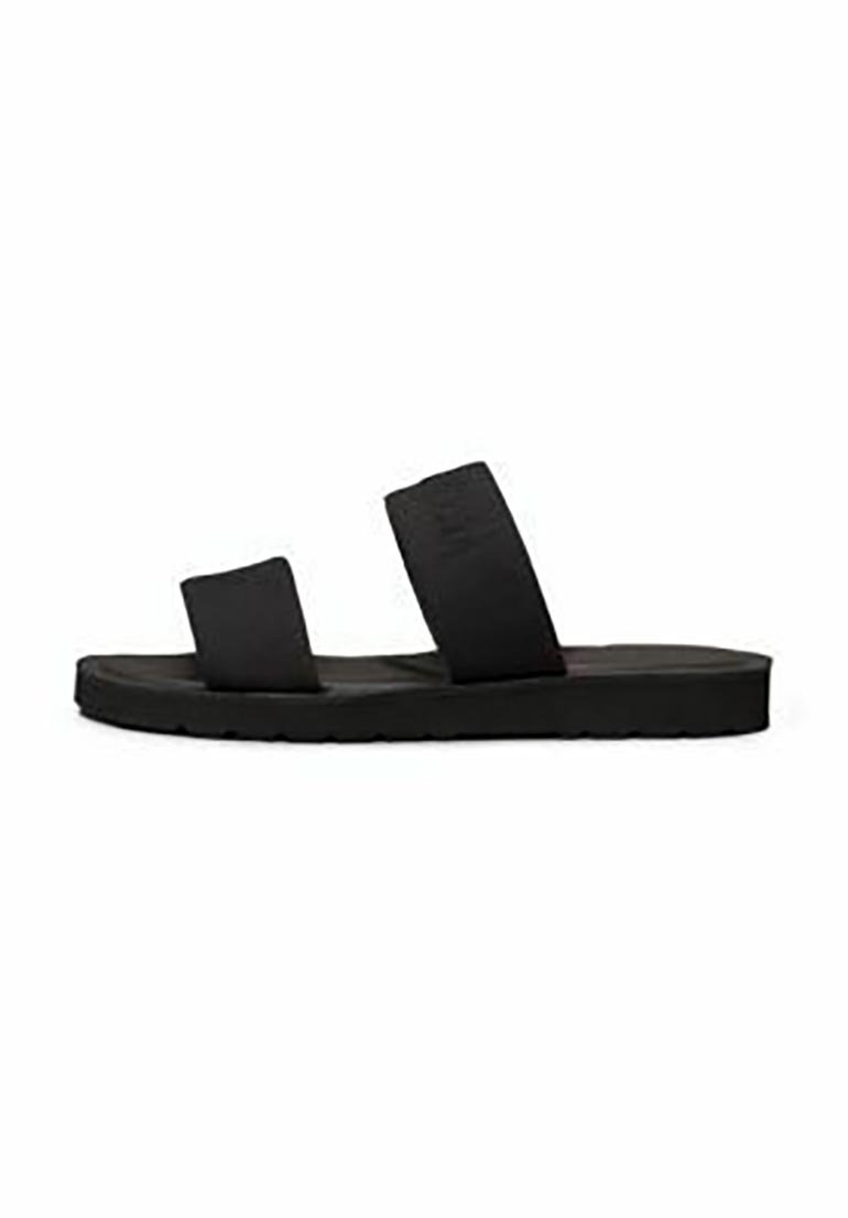 Schwarze Sandalen mit zwei breiten Riemen über dem Fuß und einer strukturierten Sohle. Das Design ist schlicht mit einer flachen Sohle und ohne zusätzliche Akzente.