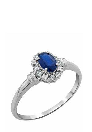 Anello in argento con un centro in zaffiro blu ovale circondato da pietre chiare rotonde, con una fascia liscia e decorazioni decorative.