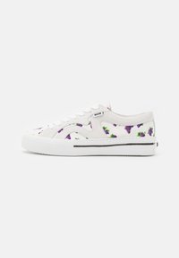 Weiße Sneakers mit einem Obermaterial aus Wildleder und lila Trauben-Muster, strukturiertem Finish, flacher weißer Sohle und dezentem schwarzen Akzentstreifen.