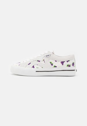 Trainers - white