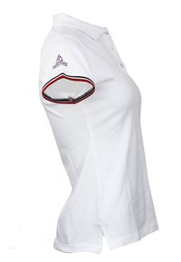 Camisa polo blanca de manga corta, con detalles de rayas rojas y azul marino en los puños. Hecha de algodón, diseñada con un corte recto y cuello.