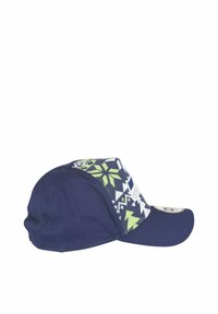 Dunkelblaue Kappe mit einem gemusterten Vorderpanel in Grün, Weiß und Blau. Verfügt über einen gebogenen Schirm und eine Stofftextur mit Nähdetails.