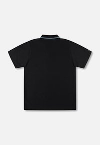 Μαύρο κοντομάνικο πόλο μπλουζάκι με γιακά, με αντίθετη λεπτομέρεια σε ανοιχτό μπλε στο λαιμό. Ομαλή υφή, απλός σχεδιασμός.