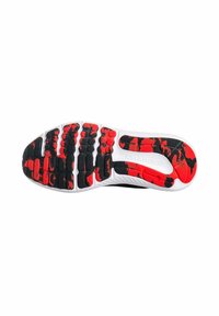 La suola della scarpa sportiva nera e rossa presenta una gomma testurizzata con un motivo per una presa migliore; il sottopiede bianco con dettagli di branding.