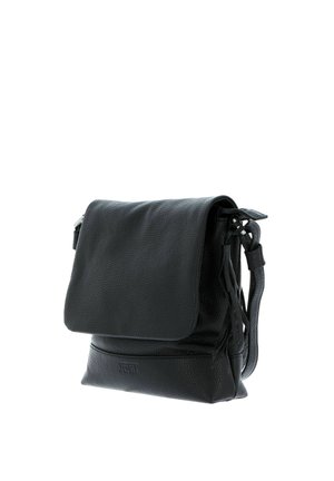 Sac bandoulière en cuir noir avec fermeture à rabat et sangle réglable, présenté légèrement de côté sur fond blanc.
