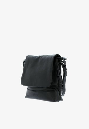 Sac bandoulière en cuir noir avec fermeture à rabat et sangle réglable, présenté légèrement de côté sur fond blanc.