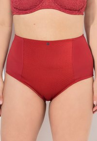 Slip di lingerie rossi a vita alta con una trama testurizzata, lati lisci e un piccolo bottone blu decorativo in vita.