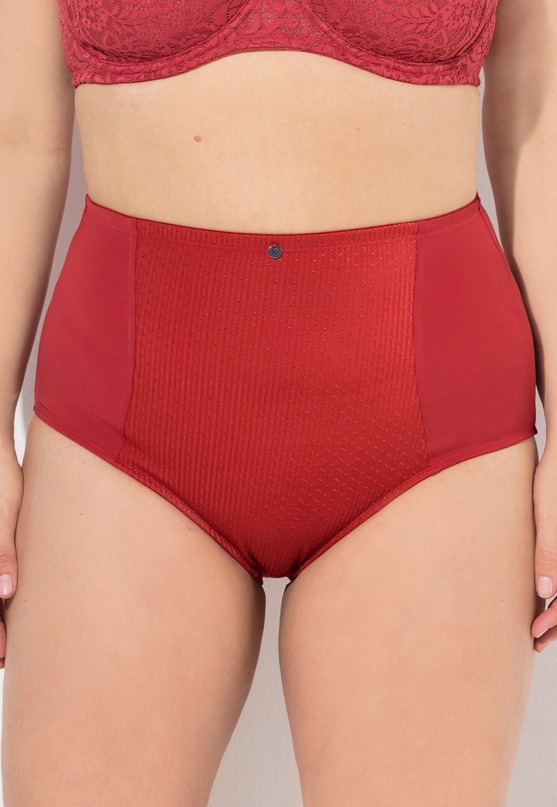 Slip di lingerie rossi a vita alta con una trama testurizzata, lati lisci e un piccolo bottone blu decorativo in vita.