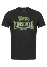 Fekete pamut póló, zöld oroszlánt ábrázoló grafikával és vastag betűkkel írt "LONSDALE LONDON" felirattal. Rövid ujjú és kerek nyakú kivitel.