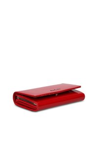 Portafoglio in pelle verniciata rossa con design pieghevole. Dotato di chiusura a scatto e molteplici scomparti per carte e monete. Texture liscia.