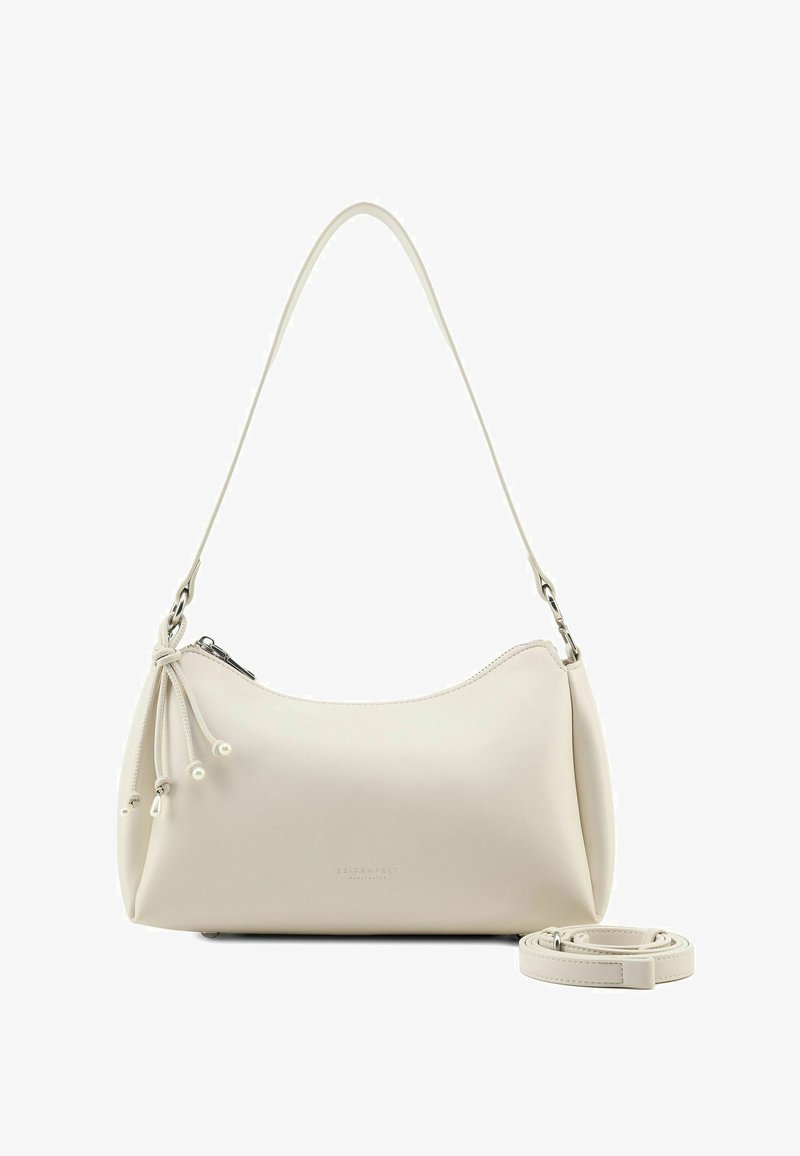 Borsa a mano in pelle color crema con forma curva, chiusura con cerniera e tracolla removibile. Presenta un cordoncino decorativo con dettagli a perline.