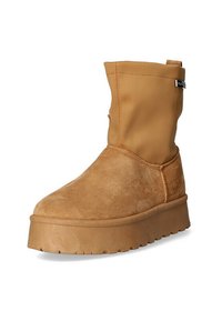 Stivale alla caviglia in suede tan con punta rotonda, suola a plateau e tomaia in tessuto liscio. Include un piccolo tag nero con logo di lato.