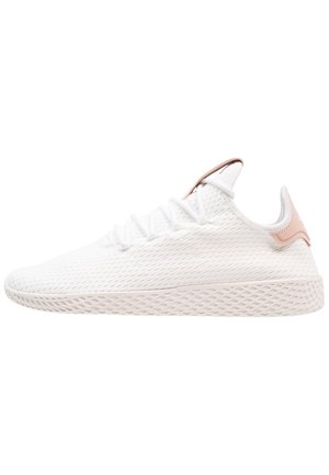 Baskets basses blanches avec dessus en mesh texturé, lacets blancs, semelle à motif losange et détails rose clair sur le talon et la languette.