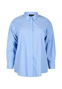 Camicia azzurro chiaro con strisce bianche verticali, colletto a punta e maniche lunghe. Il tessuto appare liscio e leggermente strutturato.