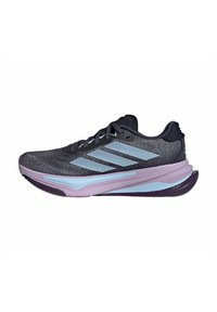 Sportieve schoen met een zwart en blauwe mesh bovenkant, voorzien van drie lichtblauwe strepen, een paarse middenzool en een gebogen rubberen buitenzool.