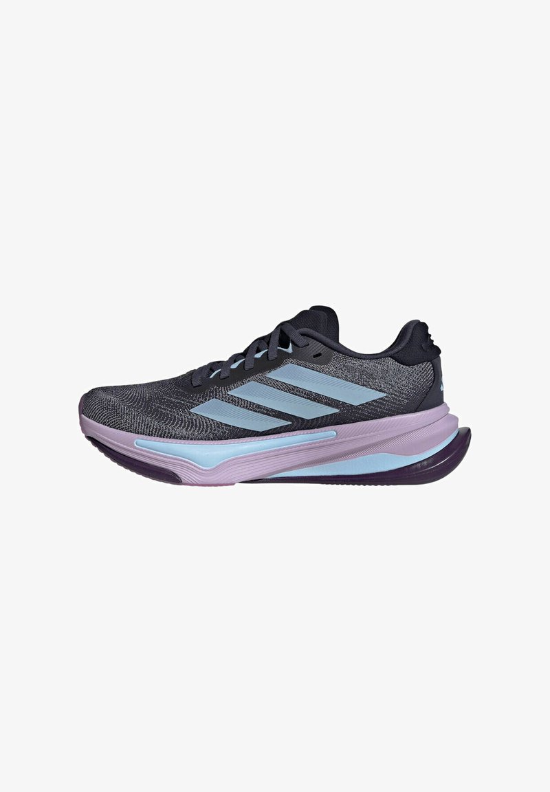 Chaussure de sport avec une tige en mesh noir et bleu, présentant trois rayures bleu clair, une semelle intermédiaire violette et une semelle extérieure en caoutchouc courbée.