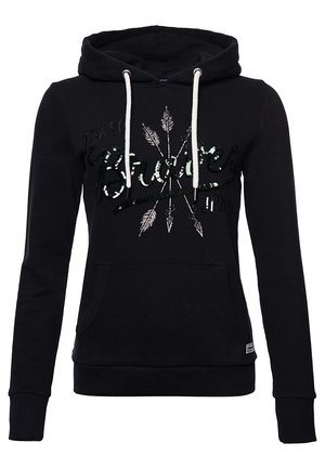 Czarna bluza z kapturem z białymi sznurkami, przednią kieszenią i grafiką strzałek oraz częściowo czytelnym tekstem w połyskujących czarnych literach.