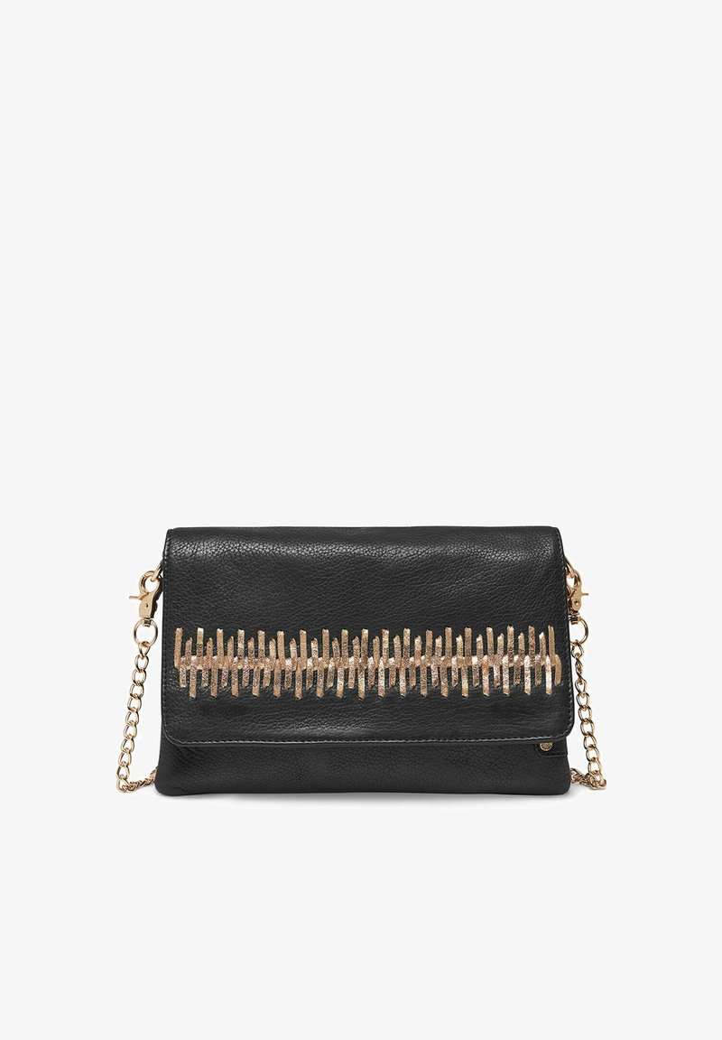 Fekete bőr clutch táska texturált felülettel, az elején vízszintes arany fémes kiegészítővel és láncos pánttal.