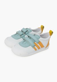 Sneakers bianchi con dettagli azzurri e arancioni. Caratterizzati da due cinturini regolabili e suole in gomma testurizzata. Design con punta arrotondata.