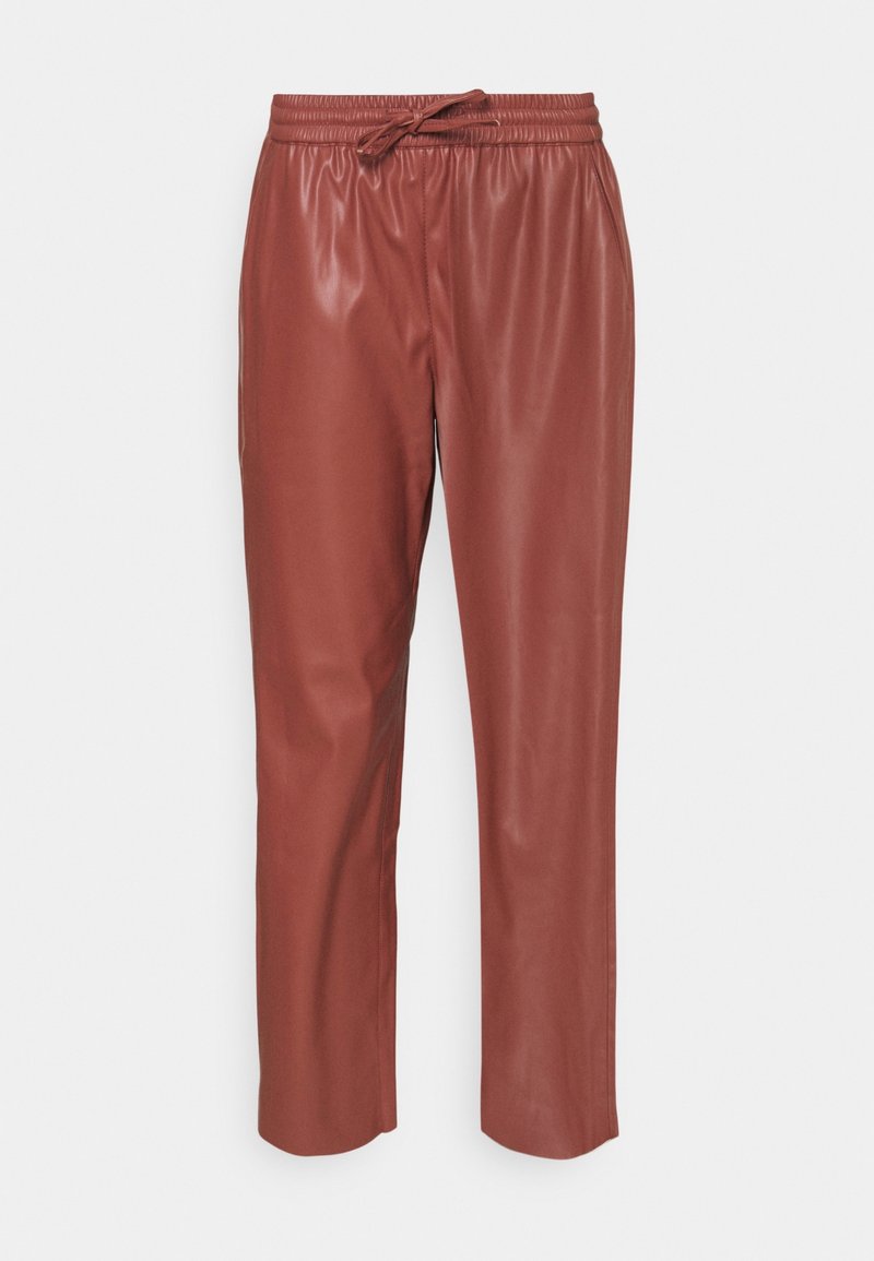 Pantalon en faux cuir marron avec une taille élastique et un cordon de serrage, présentant une coupe ample, des jambes fuselées et une texture lisse.