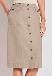 Beige knielanger Rock aus Leinen, mit Knopfverschluss, elastischem Bund, zwei seitlichen Taschen und metallischen Knopfdetails.